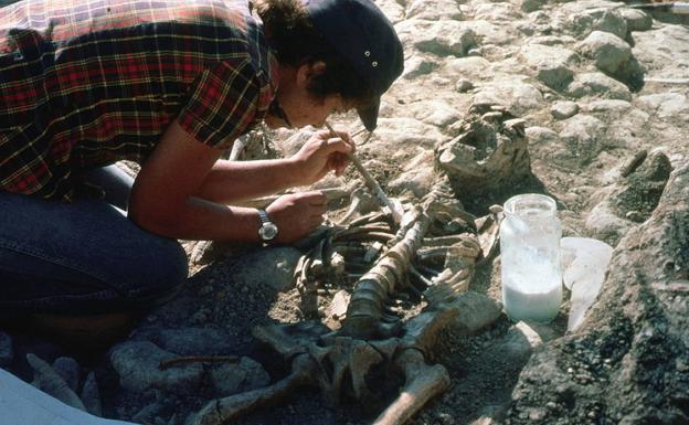 Desenterrando un cadáver en el poblado de La Hoya.