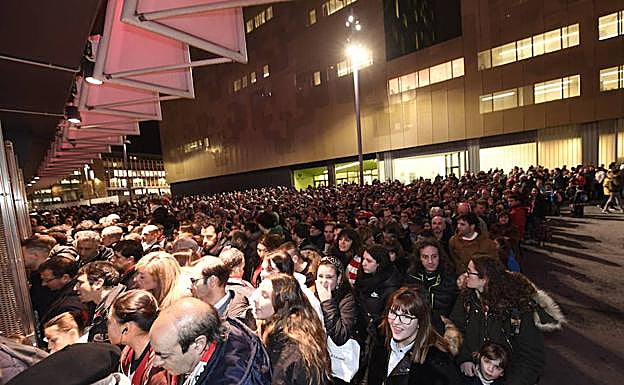 Largas colas en el entorno de San Mames para asistir al partido del Athletic ante el Atlético de la Copa de la Reina.