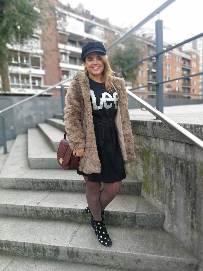 Sudadera con falda y medias de lunares para el día y la noche.