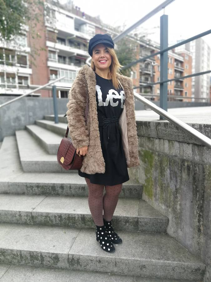 Sudadera con falda y medias de lunares para el día y la noche.