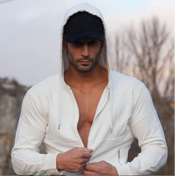 El cántabro reconoce que es fiel a un «estilo cómodo» para jugar con sus tres hijos, que le apoyan en su inmersión en la moda