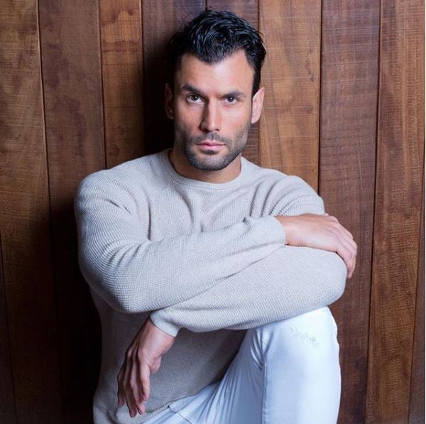 El cántabro reconoce que es fiel a un «estilo cómodo» para jugar con sus tres hijos, que le apoyan en su inmersión en la moda