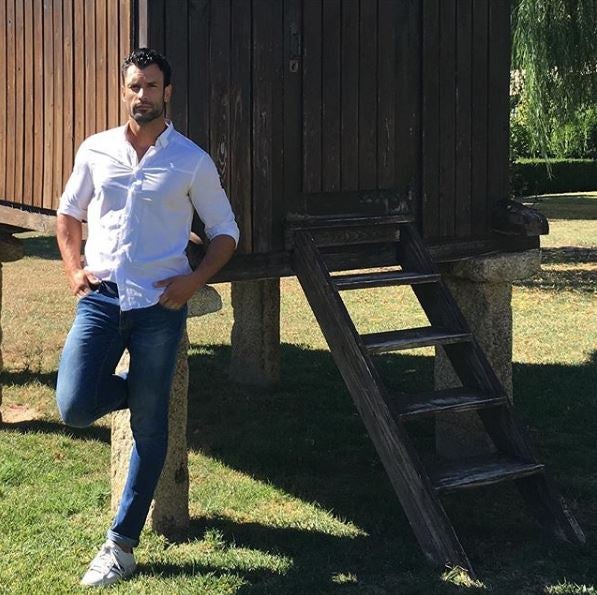 El cántabro reconoce que es fiel a un «estilo cómodo» para jugar con sus tres hijos, que le apoyan en su inmersión en la moda