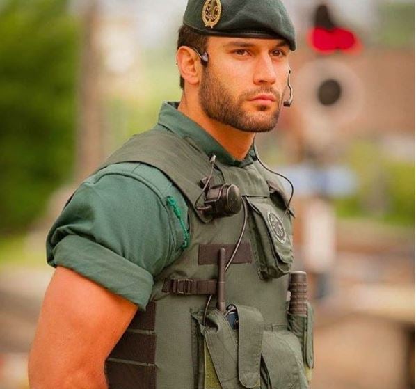 El cántabro reconoce que es fiel a un «estilo cómodo» para jugar con sus tres hijos, que le apoyan en su inmersión en la moda