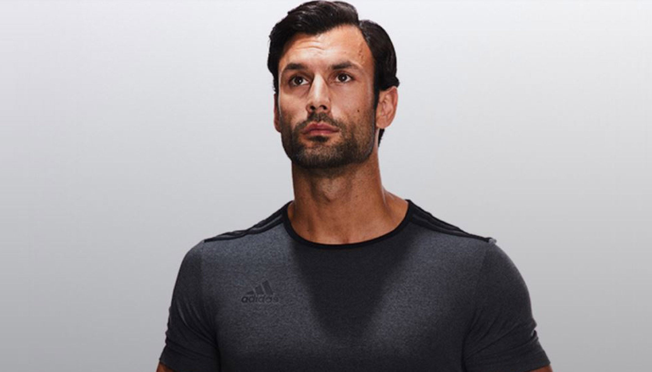 El cántabro reconoce que es fiel a un «estilo cómodo» para jugar con sus tres hijos, que le apoyan en su inmersión en la moda