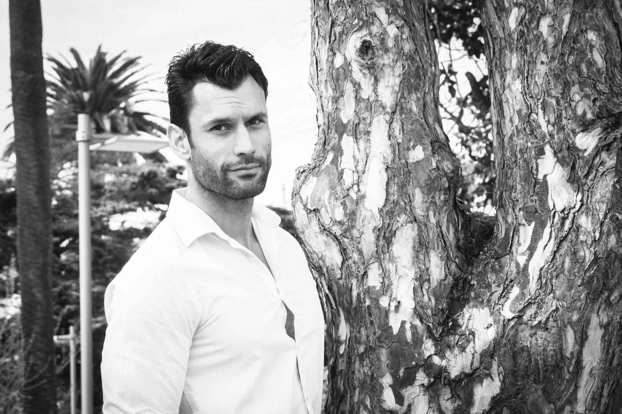 El cántabro reconoce que es fiel a un «estilo cómodo» para jugar con sus tres hijos, que le apoyan en su inmersión en la moda