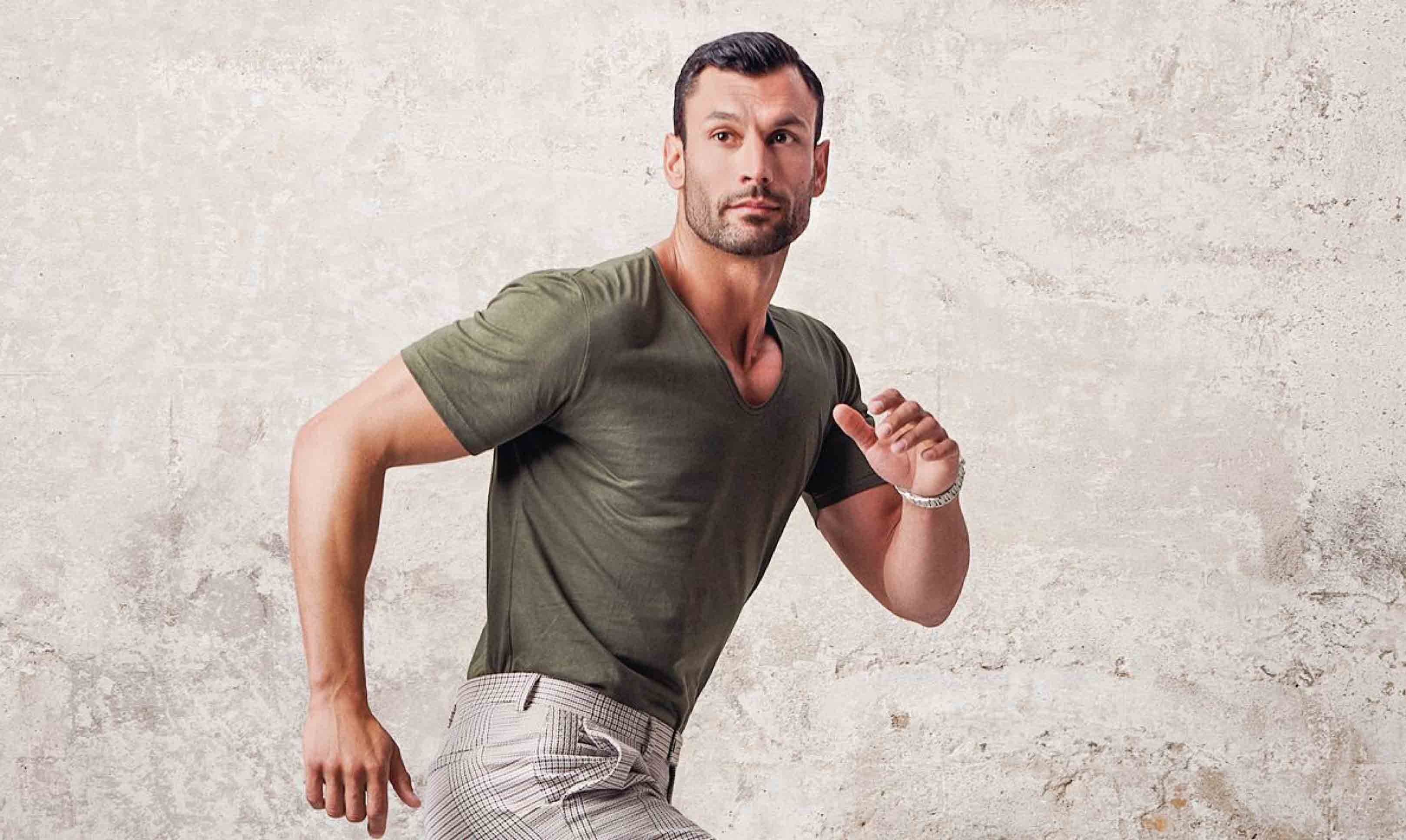 El cántabro reconoce que es fiel a un «estilo cómodo» para jugar con sus tres hijos, que le apoyan en su inmersión en la moda