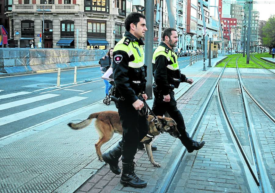 Los agentes de la Unidad Canina Javier y Ricardo, ayer junto al edificio Aznar. 