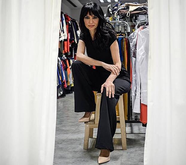 África Baeta ha recurrido al negro en numerosas ocasiones, pero se obliga a salir de este color en sus días tristes.