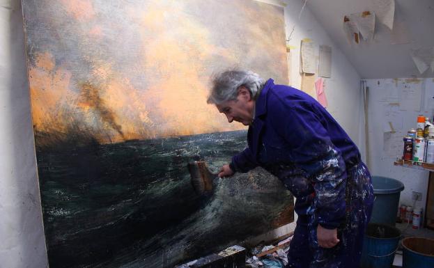 El pintor, en su estudio de Artziniega, dando los últimos toques a uno de sus cuadros de gran formato. 