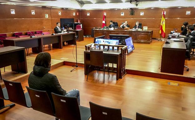 El acusado en la sala principal de la Audiencia Provincial de Álava. 