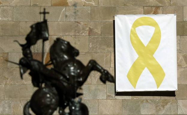 Vista del lazo amarillo colocado en el Pati dels Tarongers del Palau de la Generalitat.