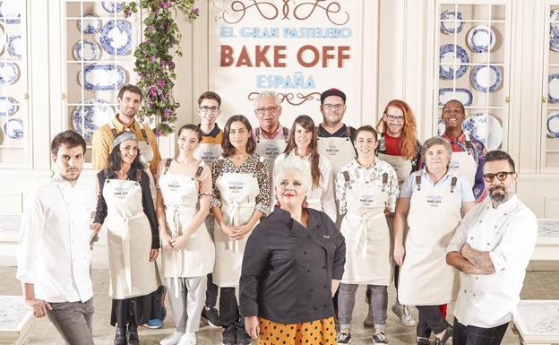 El jurado y los participantes de 'Bake Off'.