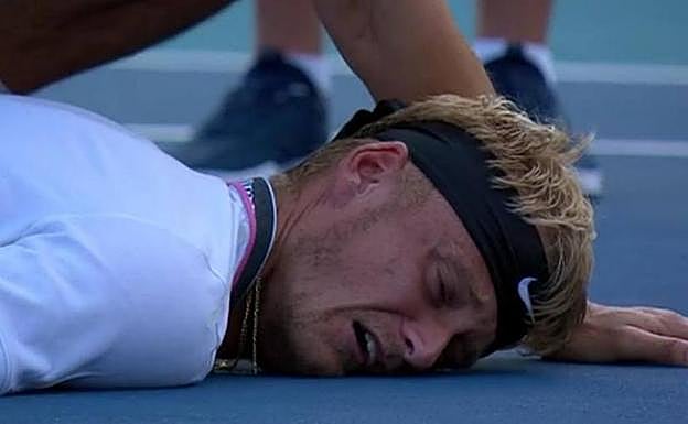 Nicola Kuhn, en el suelo tras caer acalambrado. 