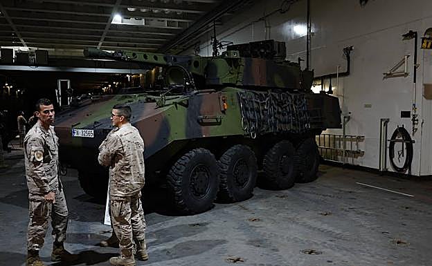 Galería. El portaaviones transporta también vehículos de combate.