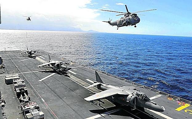 Tres aviones en la cubierta del portaaviones durante unos ejercicios en Canarias.