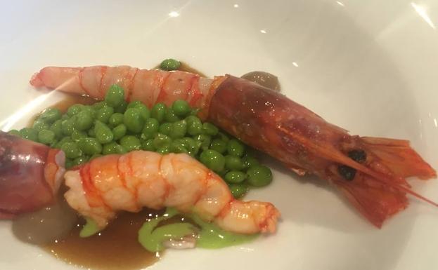 Gamba de Palamós, flor de guisante y panceta ibérica (Gascons). 