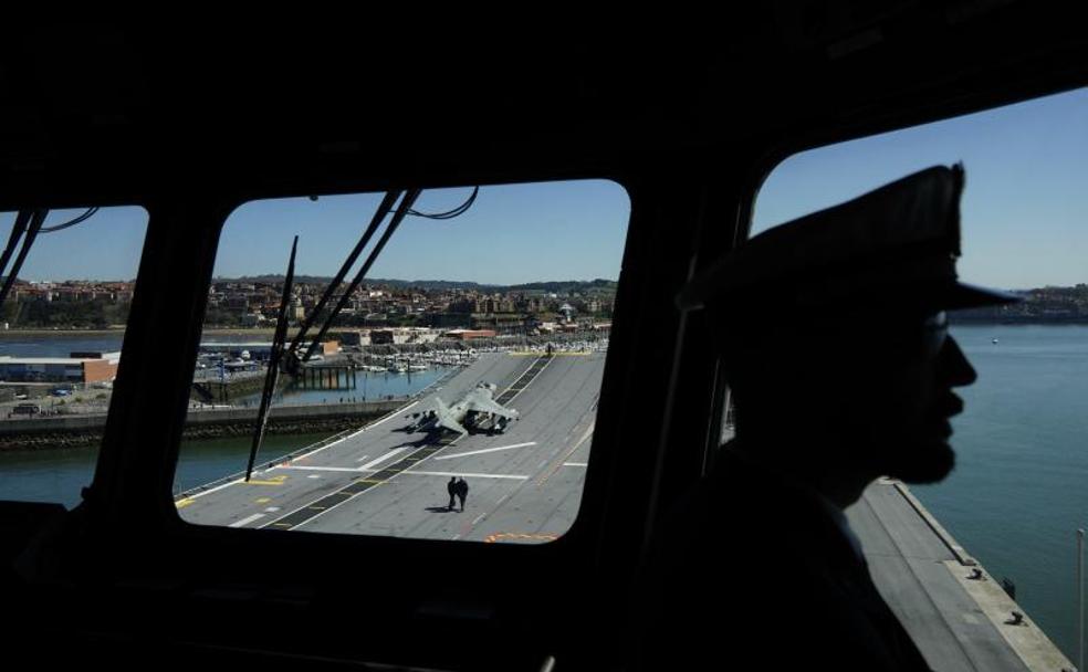 Vista de la pista del portaaviones desde el puente de mando.