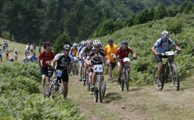 Ciclistas participan en la maraton de montaña Galarleiz en 2007.