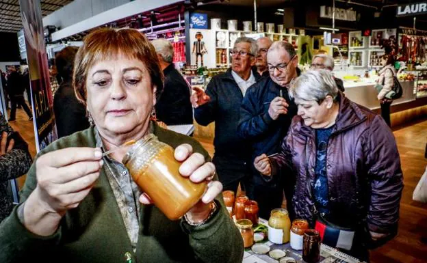 Begoña Díaz de la Presa ofrece un poco de su miel, con la que obtuvo el segundo premio.