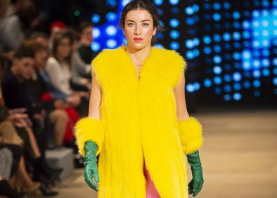 Imagen secundaria 1 - Paulina Rubio combinó el llamativo chaleco 'flúor' con una original americana del mismo color.