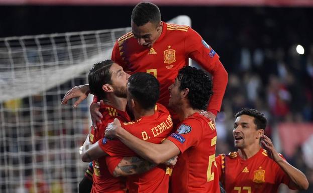 Los jugadores de la selección celebran el segundo gol. 