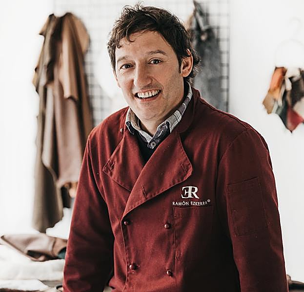 El peletero Ramón Ezkerraen su taller de la calle Correo 23 