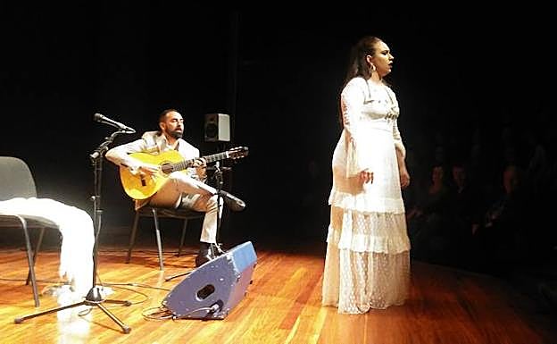 Nono Jero atento a María Terremoto. 