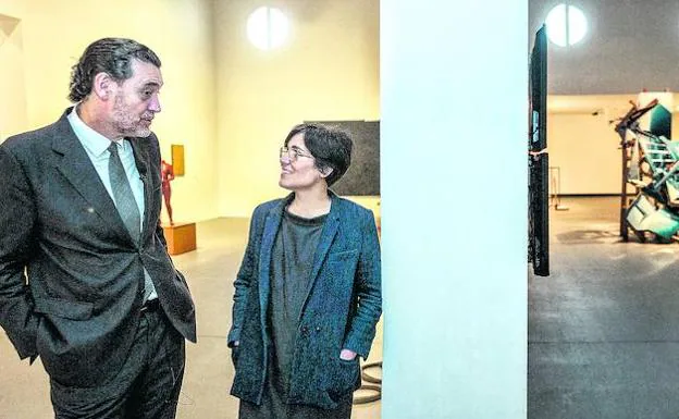 El director del Museo de Bellas Artes de Bilbao conversa en el Artium con su directora, Beatriz Herráez, ante la muestra 'Oroi' de la colección alavesa.