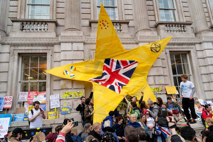 Un millón de británicos, según los organizadores, procedentes de las islas escocesas, de Bristol, Mánchester o Leeds se han manifestado por el centro de Londres para exigir que se celebre un segundo referéndum sobre el 'Brexit'.