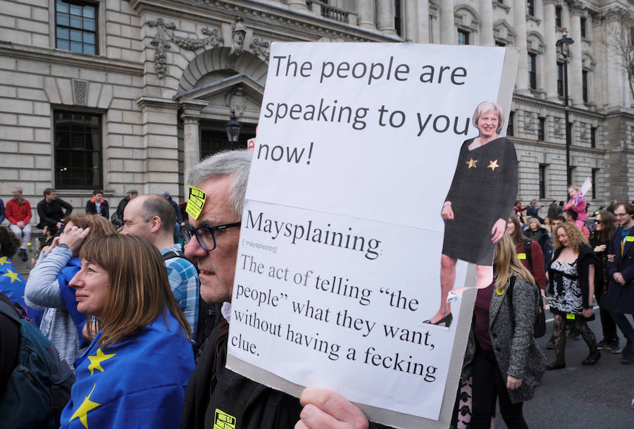 Un millón de británicos, según los organizadores, procedentes de las islas escocesas, de Bristol, Mánchester o Leeds se han manifestado por el centro de Londres para exigir que se celebre un segundo referéndum sobre el 'Brexit'.