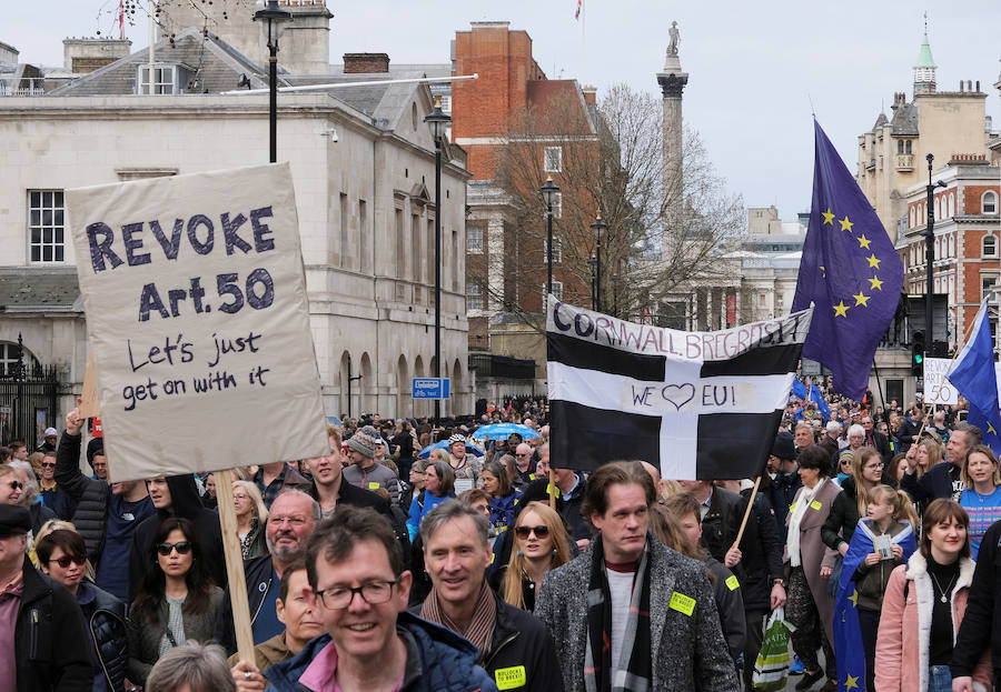 Un millón de británicos, según los organizadores, procedentes de las islas escocesas, de Bristol, Mánchester o Leeds se han manifestado por el centro de Londres para exigir que se celebre un segundo referéndum sobre el 'Brexit'.