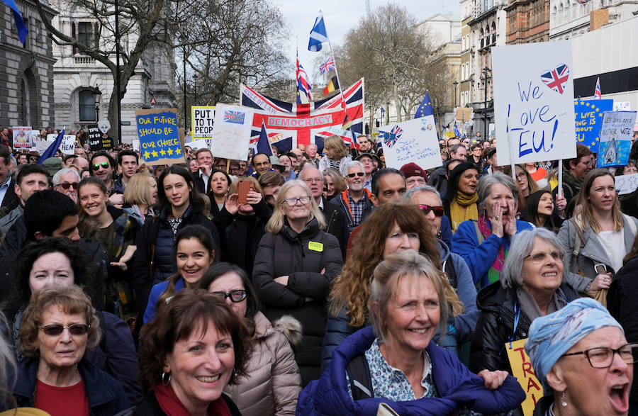 Un millón de británicos, según los organizadores, procedentes de las islas escocesas, de Bristol, Mánchester o Leeds se han manifestado por el centro de Londres para exigir que se celebre un segundo referéndum sobre el 'Brexit'.