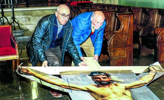 Alipio con Antonio López en la catedral cueva con una imagen que solo es un modelo de prueba.