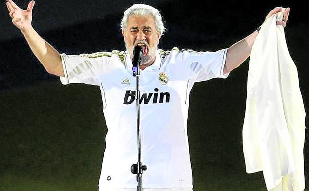 Plácido Domingo interpreta el himno del centenario del Madrid.