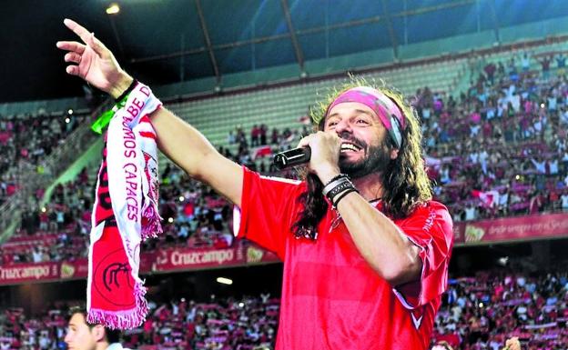 Javier Labandón, El Arrebato, canta el himno que compuso para el Sevilla C.F. por su centenario.