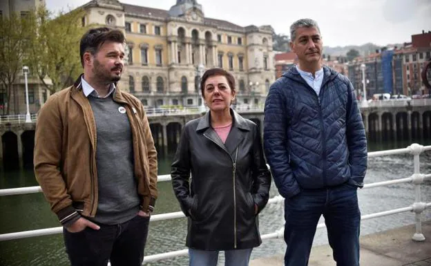 El candidato de ERC, Gabriel Rufian, posa este lunes en Bilbao junto a los candidatos al Congreso de EH Bildu por Bizkaia y Gipuzkoa, Oskar Matute, y Mertxe Aizpurua.