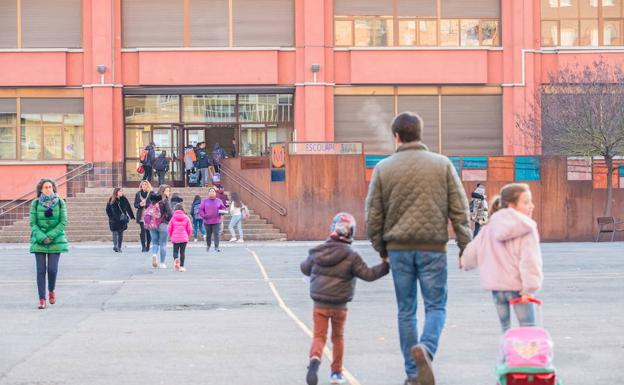 Alumnos llegan a un colegio en uno de los días de huelga de la concertada.