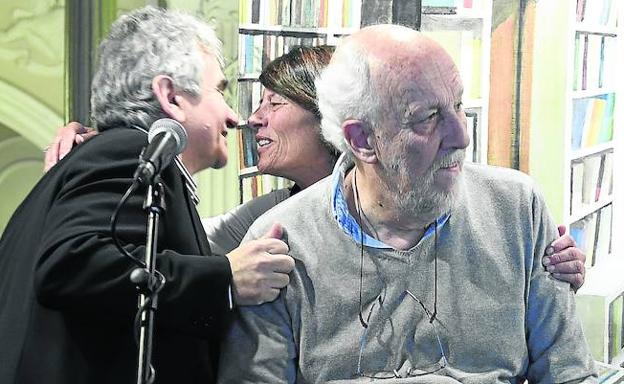 Bernardo Atxaga junto a Asun Zuloaga y Javi Escudero, que tomaron las riendas de Verdes a mediados de los años setenta.