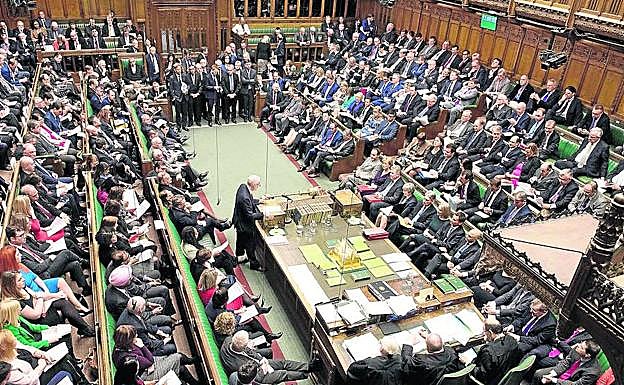 Cuando el debate es importante y acude la mayor parte de los parlamentarios, no hay sitio para todos. Los que no anden listos deberán permanecer de pie.