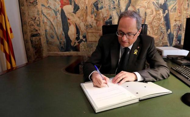 El presidente de la Generalitat Quim Torra, durante la firma del decreto de nombramiento de Meritxell Budó.