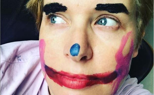 Tania Llasera en una divertida imagen en la que aparece con la cara pintada.