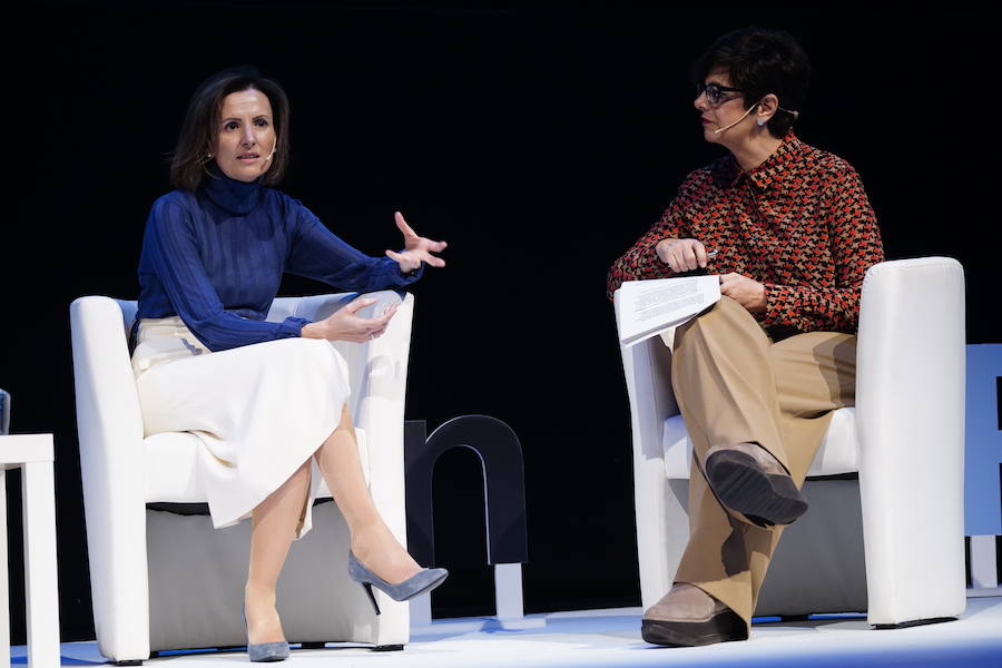 Cristina Ruiz, Consejera Directora General de TI de Indra y Fundadora de Minsait, y Almudena Cacho, periodista de Radio Euskadi