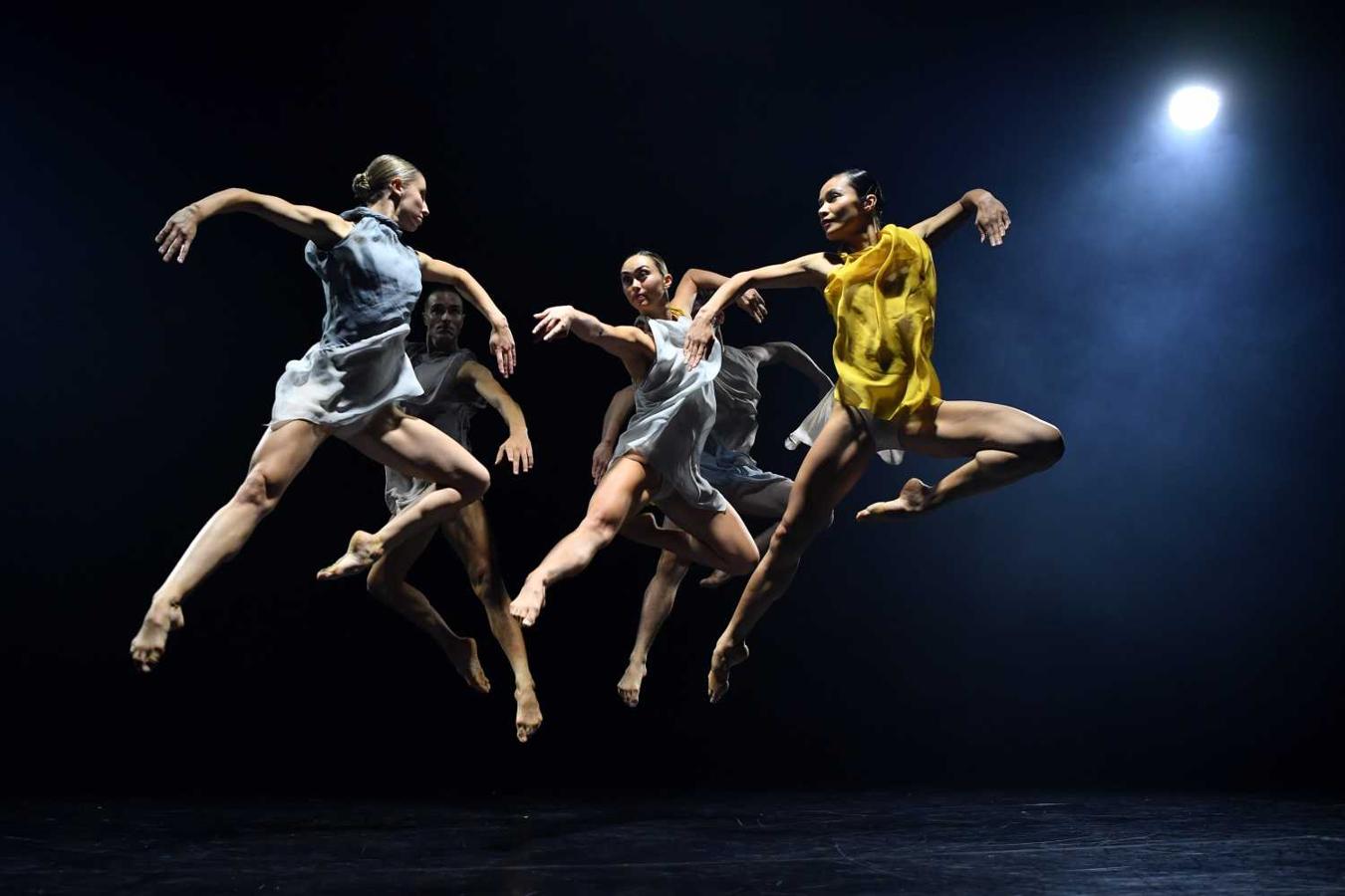 Varias bailarinas de la Compañía de Danza de Australia actúan durante la obra "Cinco" en el teatro Roslyn Packer en Sídney, Australia