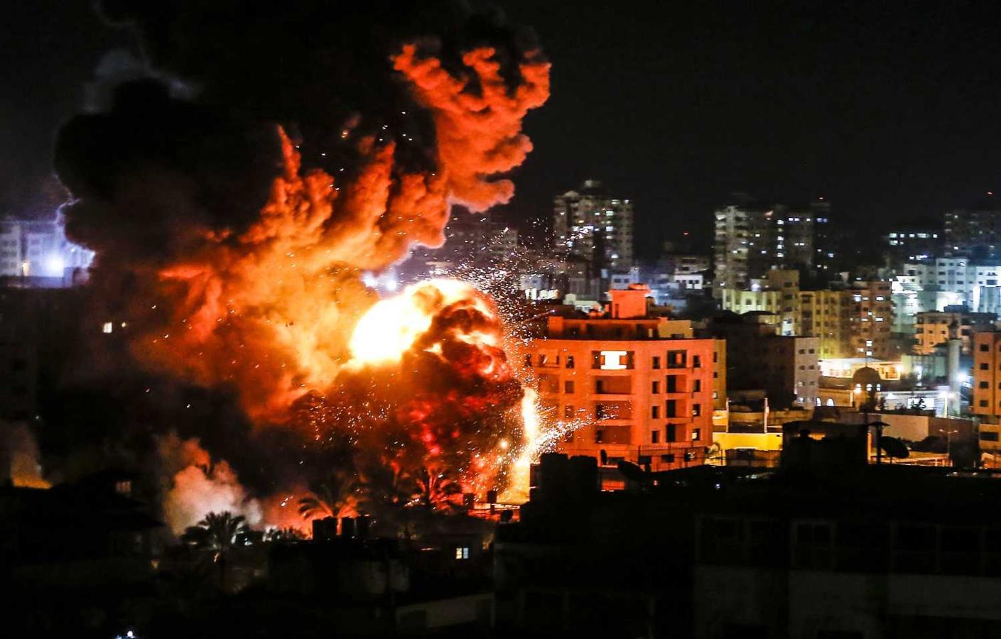 Una casa ha sido impactada por un cohete, dentro de los intensos bombardeos del ejército israelí contra la Franja de Gaza