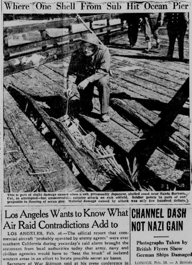 Un soldado muestra los daños ocasionados en un muelle durante el bombardeo de Ellwood en la portada del 'Madera Daily Tribune' del 26 de febrero, que también se pregunta por la causa de la batalla aérea de Los Ángeles. 