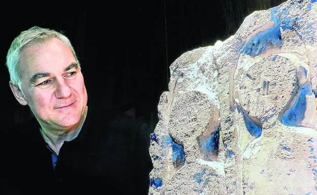 Javier Fernández Bordegarai observa una pieza del Museo de Arqueología de Álava. 