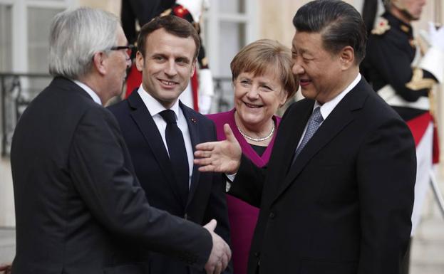 Juncker, Macron y Merkel, este martes en París, con Xi Jinping.