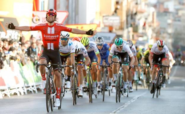 Michael Matthews celebra su victoria al esprint en la segunda etapa de la Volta.