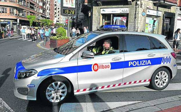 Denuncian retrasos en la instalación de desfibriladores en coches de la Policía Local